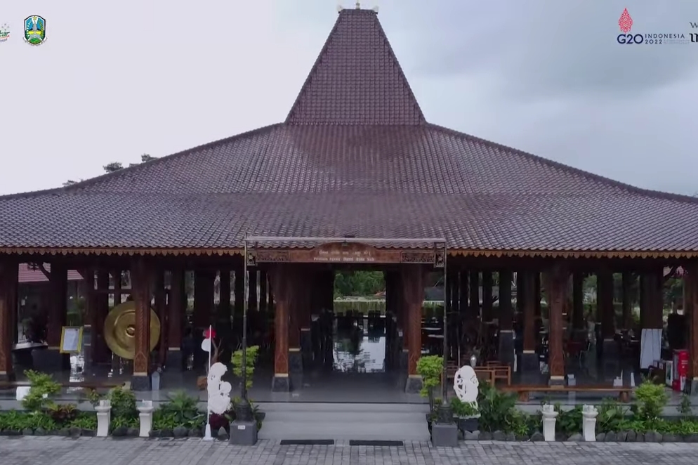 Rest area pendapa Ageng hand Asta sih Srengat Kabupaten Blitar