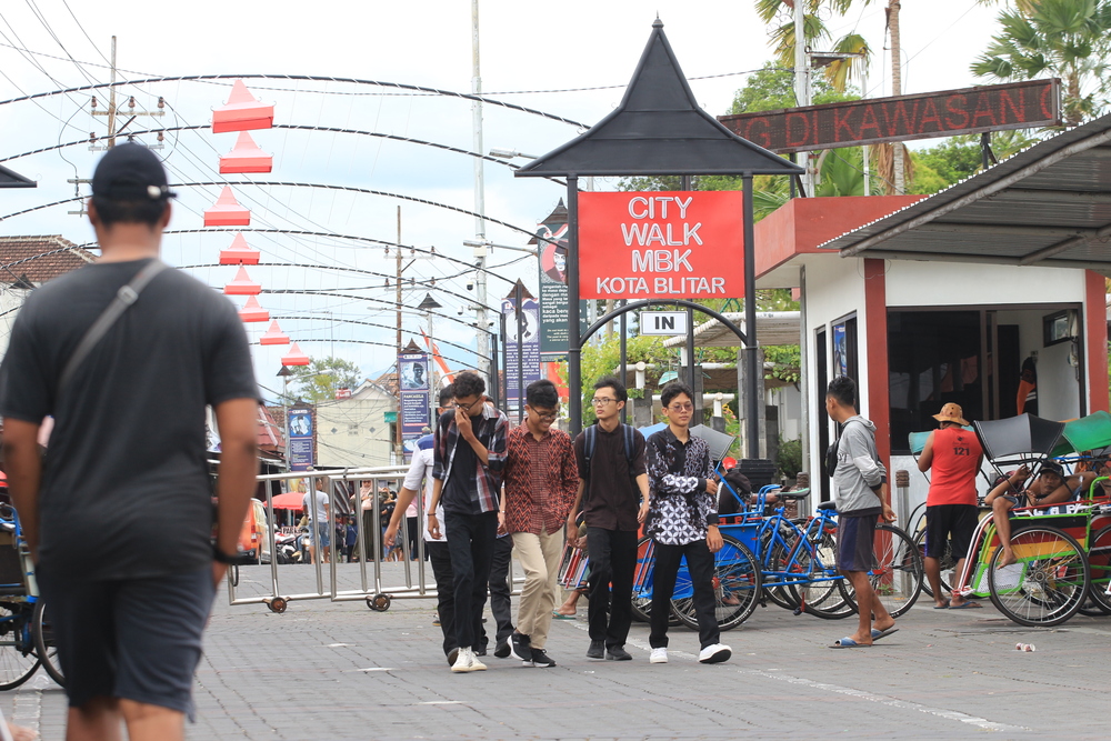 TETAP RAMAI: Pengunjung keluar dan masuk area MBK melewati city walk pada Rabu (17/4) lalu. Konsentrasi wisatawan terpecah di spot anyar JLS.