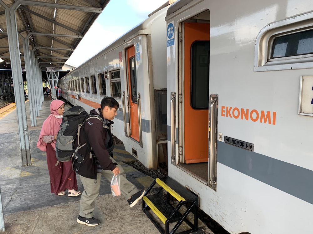 Penumpang yang akan menaiki transportasi kereta api
