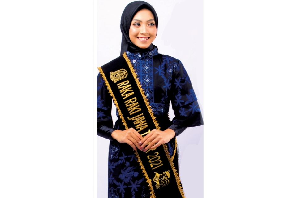 ANGGUN: Ayudhea Fatmaning Nadhiroh  memiliki pengalaman membongkar mesin pesawat saat menjadi teknisi.