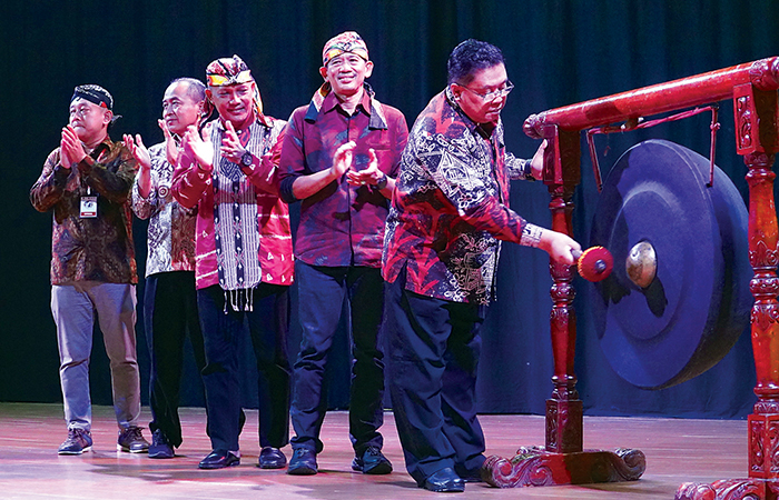 LESTARIKAN SENI TARI: Wali Kota Blitar Santoso memukul gong disaksikan jajaran pejabat pemkot dan  panitia Blitar Menari 2 di Gedung Kesenian Aryo Blitar, kemarin (21/4).
