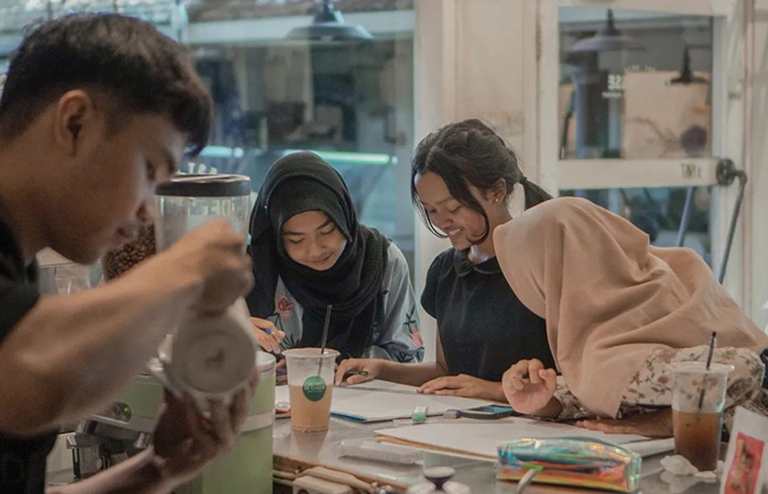 SANTAI: Tampak pengunjung ketika ngobrol sambal menikmati menu di kafe bergaya Italia.