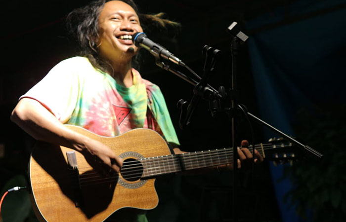 CINTA MUSIK: Pak Kepz ketika tampil bersama Gang Boentoe beberapa waktu lalu sebelum vakum karena pandemi.