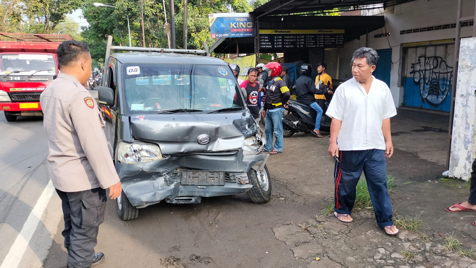 NAHAS: Tampak kondisi mobil yang terlibat kecelakaan beruntun di simpang empat Jalan Raya Kesamben.