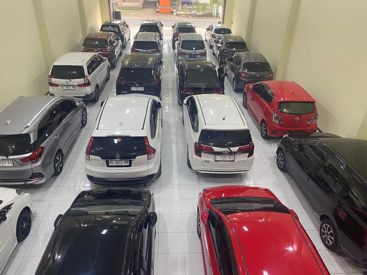 TETAP EKSIS: Tampak mobil berjejer di showroom mokas Kecamatan Srengat Kabupaten Blitar