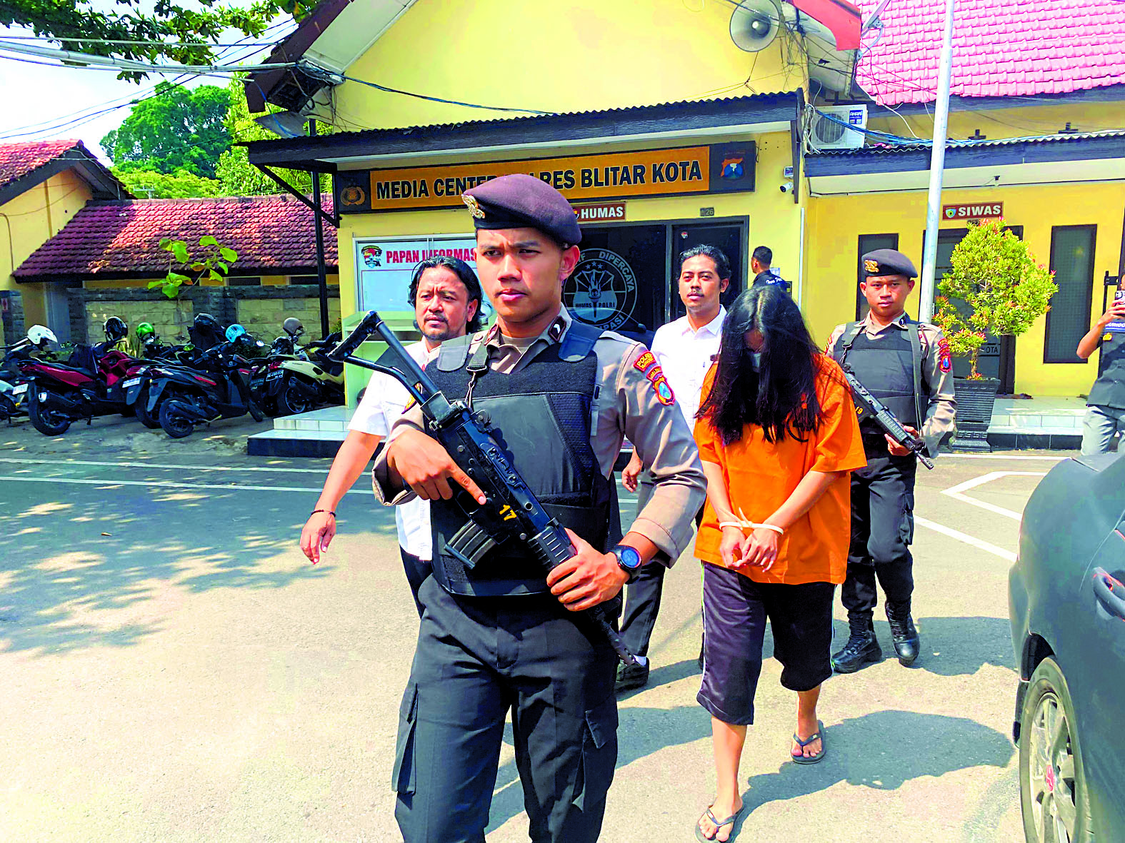 SEGERA DIADILI: EWS (baju oranye) berhasil ditangkap polres Blitar pada Desember usai buron beberapa tahun