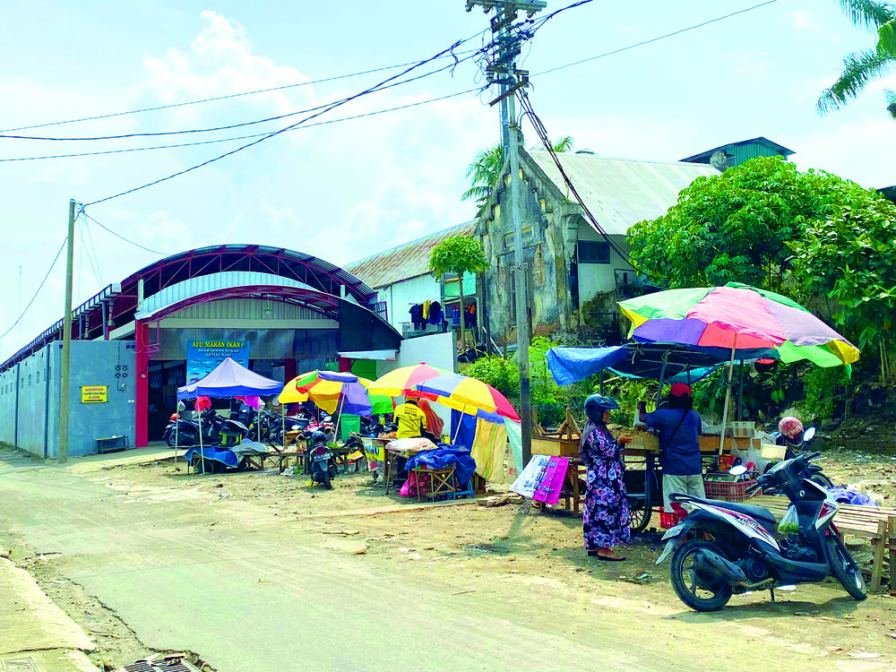 TEMPAT RELOKASI: Beberapa pedagang berjualan di lahan sebelah timur Pasar Templek, kemarin (24/4). Area ini rencananya untuk tempat relokasi pedagang pasar tumpah.