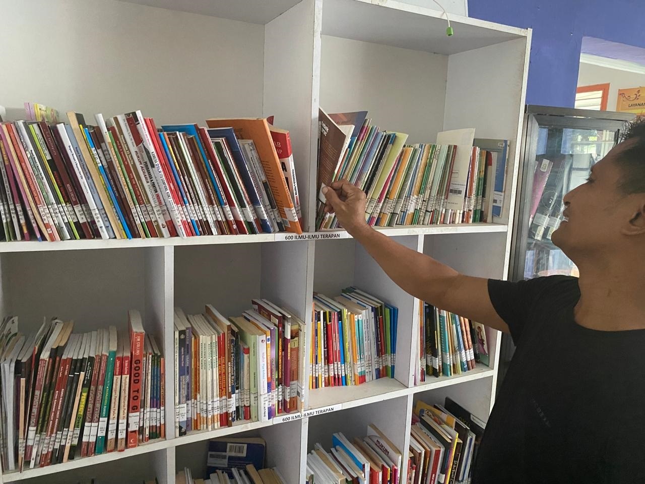 JENDELA ILMU: Warga ketika berkunjung ke Perpustakaan Desa Plosorejo, Kecamatan Kademangan.