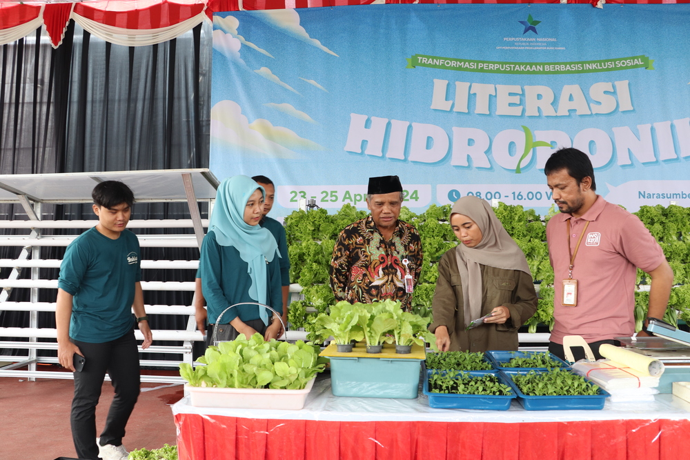 BEKAL ILMU: Pustakawan ahli utama UPT Perpustakaan Ploklamator Bung Karno meninjau langsung peserta