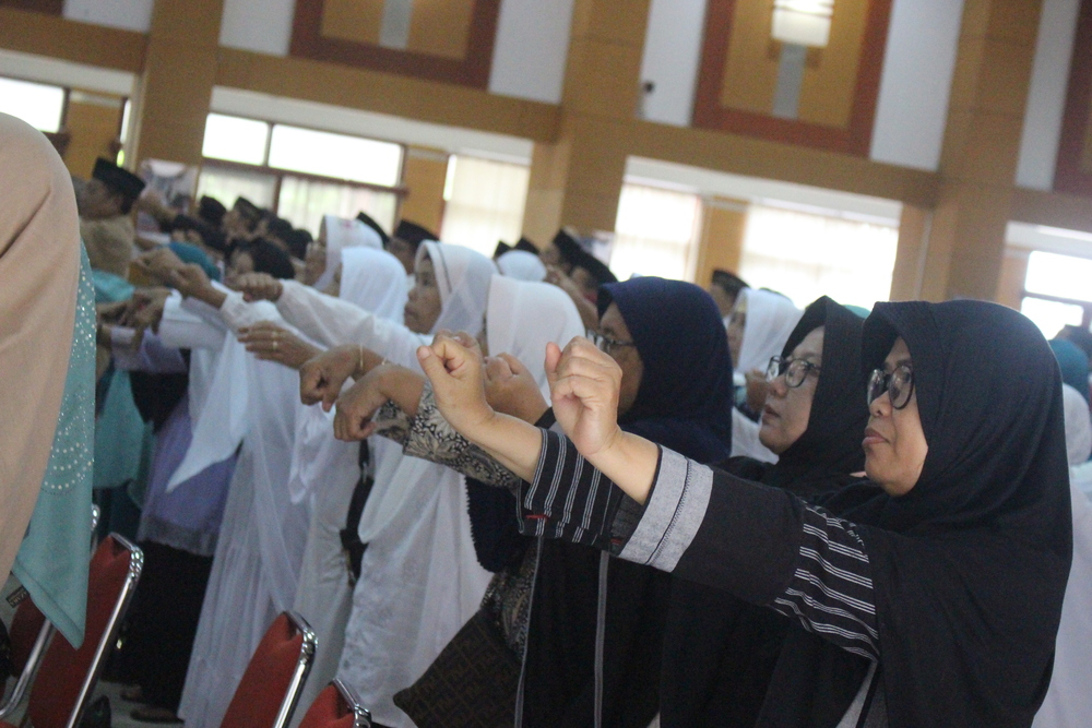 SERIUS: Para jemaah haji mengikuti manasik haji sebagai persiapan berangkat ke Tanah Suci pada akhir Mei mendatang.