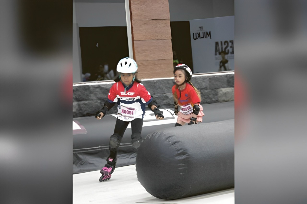 TAMBAH JAM TERBANG: Sejumlah atlet sepatu roda Kota Blitar berlatih keras di sport center beberapa waktu lalu.