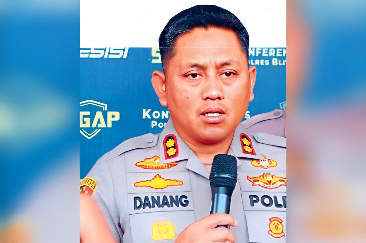 BERANTAS: Kapolres Blitar Kota AKBP Danang Setyo P menyampaikan keterangan pers.