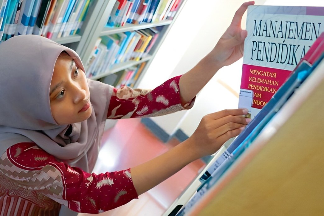 TINGKATKAN LITERASI: Seorang pengunjung Perpusda Kota Blitar mengambil salah satu koleksi buku beberapa waktu lalu.
