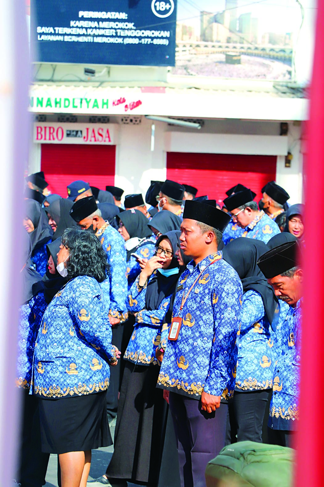 TERTIB: Para ASN mengikuti upacara rutin di depan Kantor Wali Kota Blitar beberapa waktu lalu.
