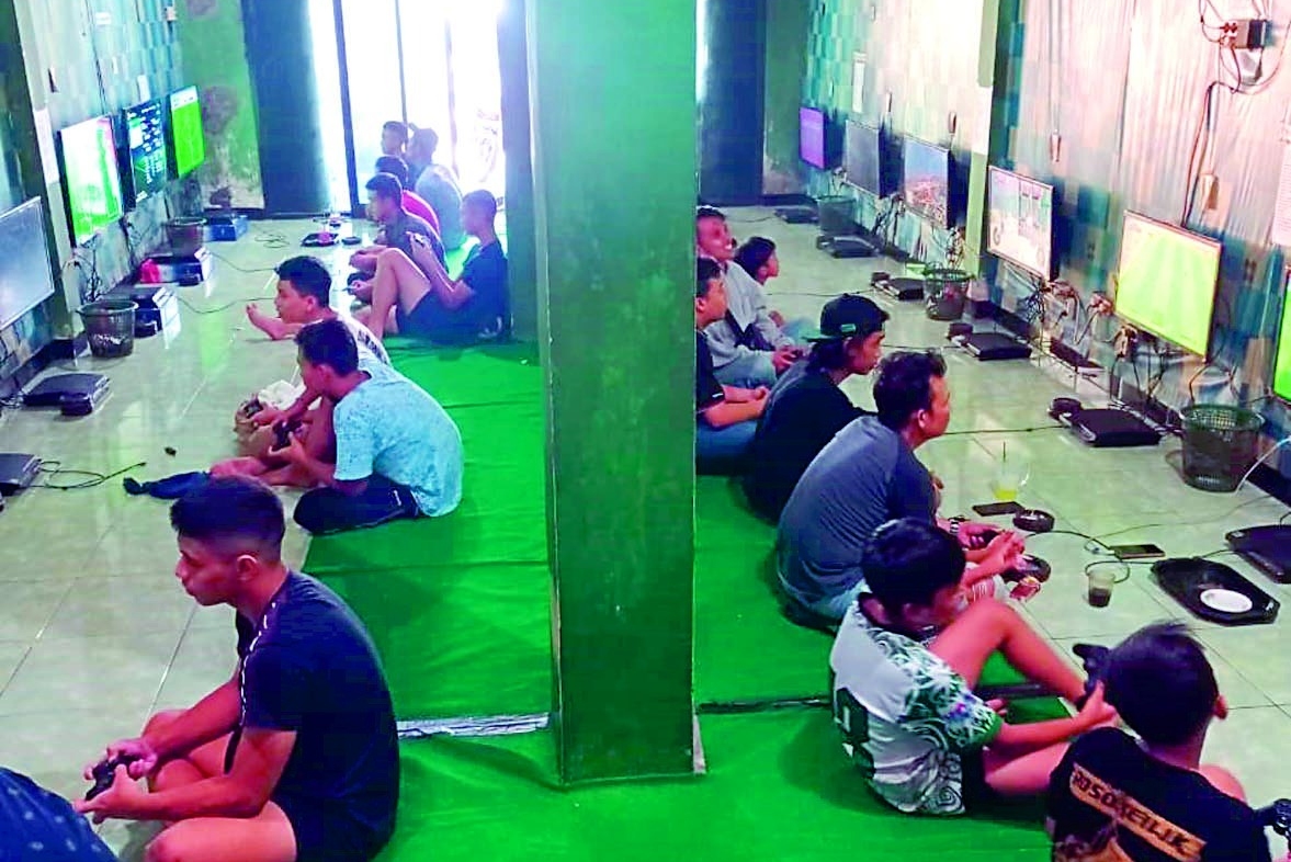RAMAI: Para pelanggan sedang bermain gim di salah satu rental PS di  Kelurahan Pakunden, Kecamatan Sukorejo, Kota Blitar.