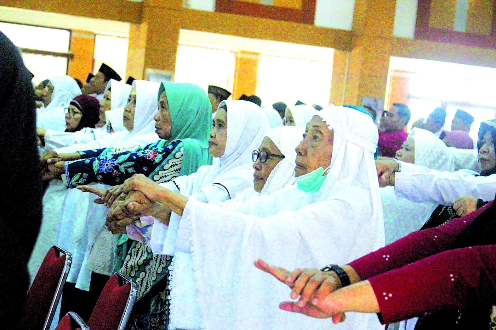KONSENTRASI: Jemaah haji lansia tertua Kota Blitar, Samsijah, mengikuti manasik haji di Balai Kota Kusuma Wicitra, Kamis (25/4) lalu.