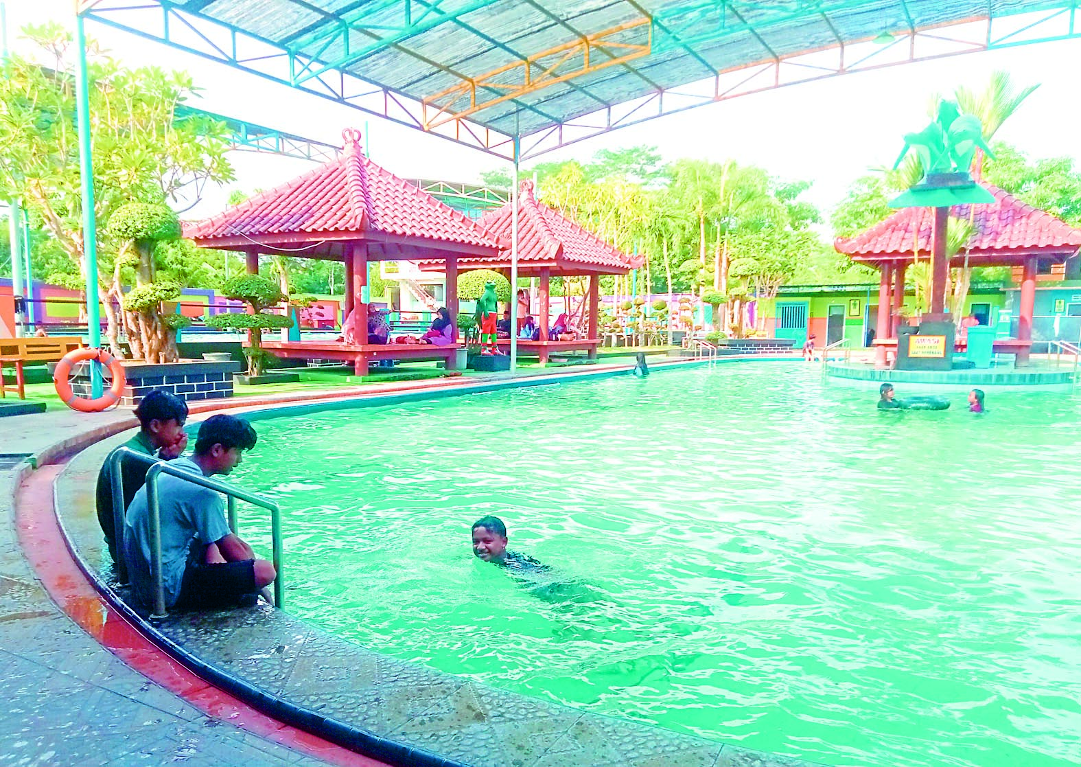 CERIA: Tampak anak-anak sedang bermain di kolam renang yang juga menjadi jujukan destinasi wisata.