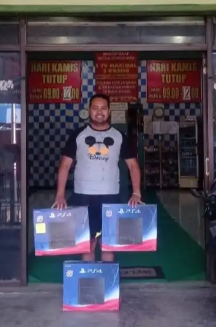 Handriawan Widyasmoro, pemilik rental PS di Blitar