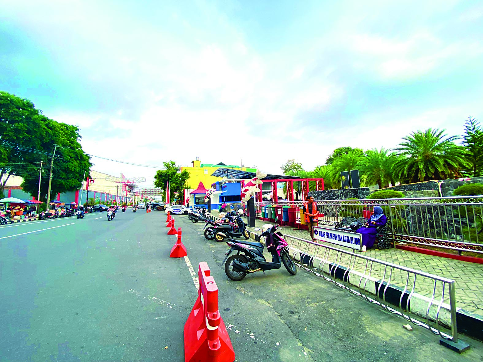 TITIK PARKIR: Seorang petugas parkir menertibkan sejumlah kendaraan di halaman Taman Pecut, kemarin (29/4).