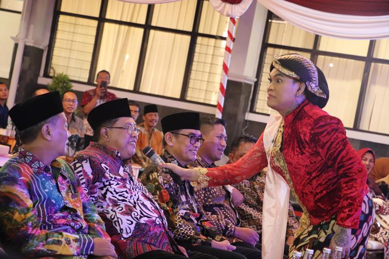 ASYIK: Penampilan bintang tamu Hudson Jessica yang mengajak menyanyi Wali Kota Blitar Santoso pada malam resepsi Hari Jadi Ke-118 Kota Blitar, Senin (29/4/2024) malam.