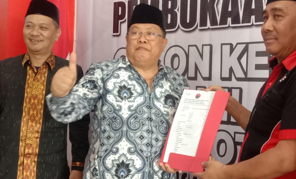 SIAP MACUNG: Santoso Wali Kota Blitar mengambil formulir penjaringan di Kantor DPC PDIP Kota Blitar, Rabu (1/5/2024).