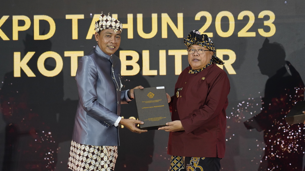 INTEGRITAS: Wali Kota Santoso (kanan) dan Ketua DPRD Kota Blitar Syahrul Alim menerima LHP atas LKPD Tahun 2023 di Surabaya, Kamis (2/5).