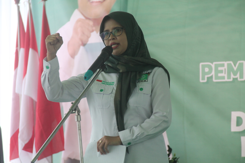 TUNGGU MOMEN: Bupati sekaligus Ketua DPC PKB Kabupaten Blitar Rini Syarifah saat launching pendaftaran cabup dan cawabup 2024-2029 di kantor DPC PKB Kabupaten Blitar