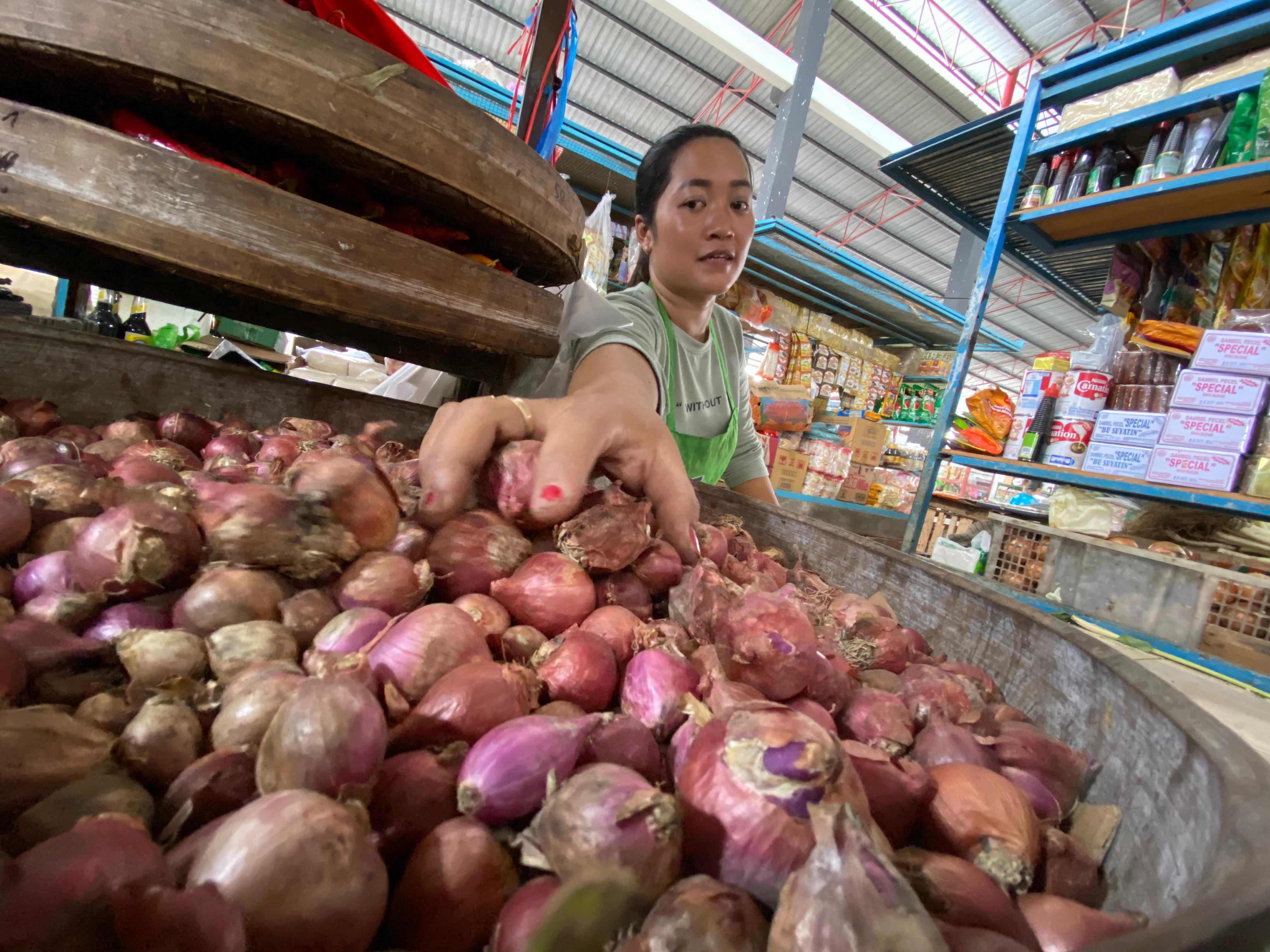 PRODUKSI MINIM: Pedagang di Pasar Pon mengambil bawang merah untuk dijual ke pembeli beberapa waktu lalu.
