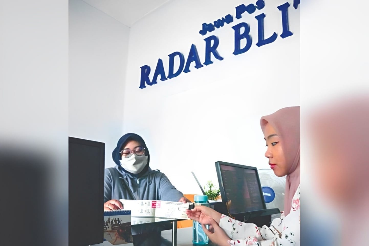 SINERGI: Pembaca Jawa Pos Radar Blitar ketika mengirimkan balot sosok calon wali kota dan bupati pilihan mereka, Kamis (2/5).