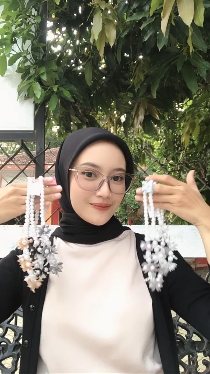 UNIK: Tampak aksesori manik-manik yang merambah fashion