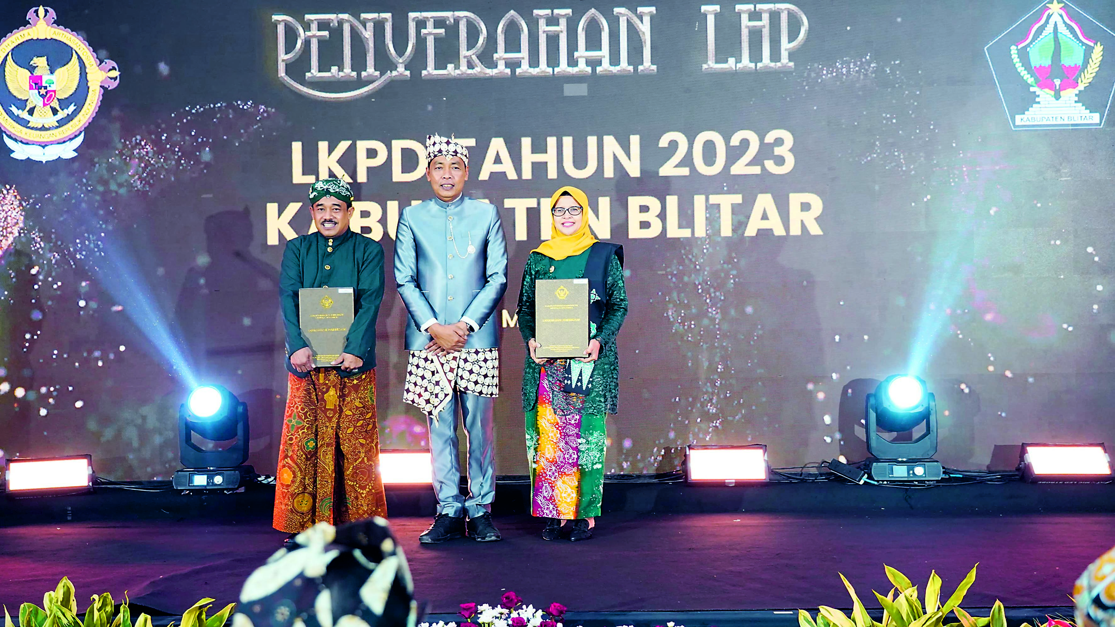 AKUNTABEL: Wakil ketua DPRD  Kabupaten Blitar Muhammad Rifa&rsquo;i, Kepala BPK Perwakilan Provinsi Jatim  H.M Karyadi CFrA CSFA, dan Bupati  Rini Syarifah saat penyerahan LHP  LKPD di kantor BPK