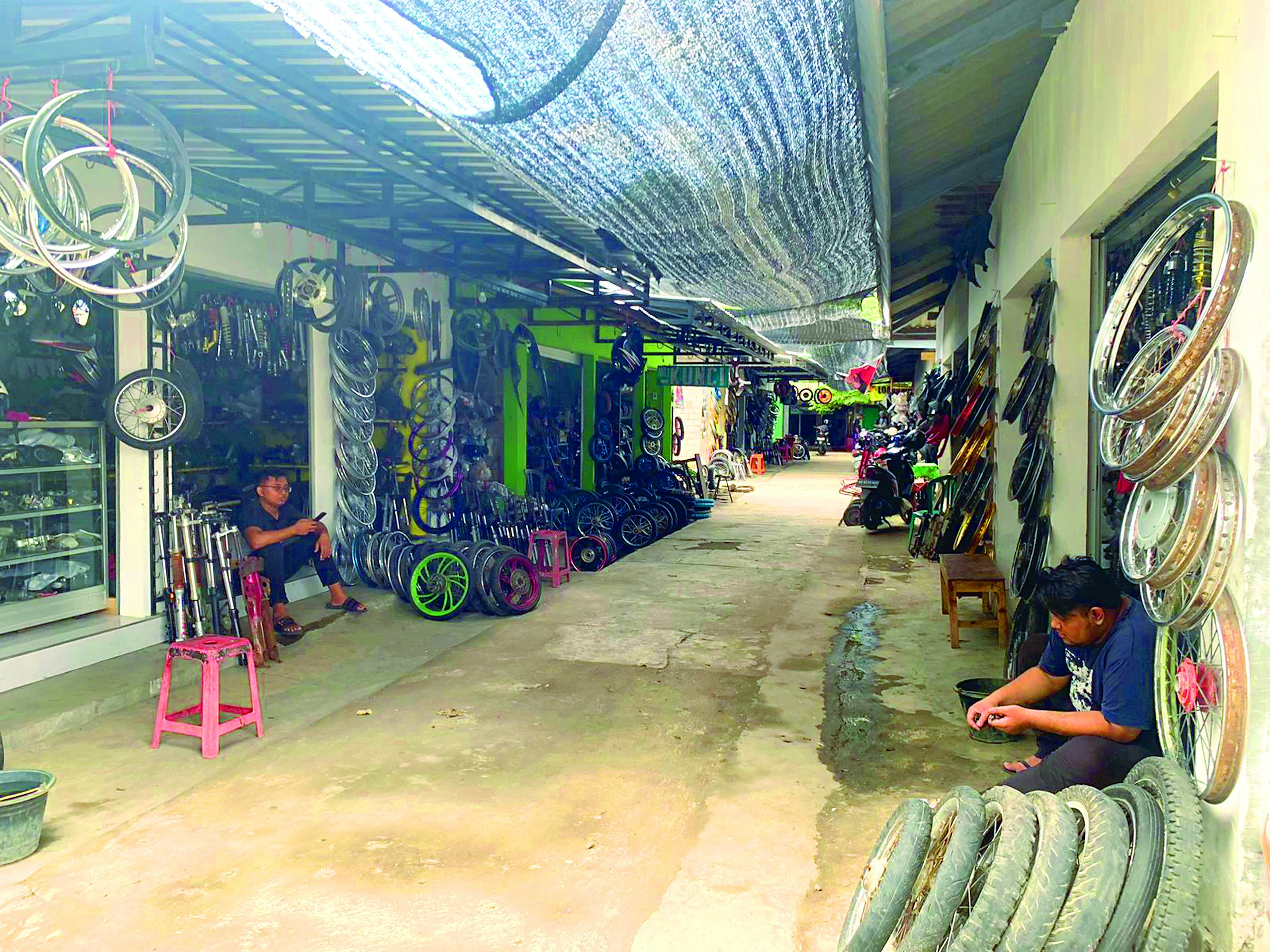 BERTAHAN: Pedagang Pasar Loak yang kini menempati kios baru di komplek pasar terpadu Dimoro, kemarin (2/5).