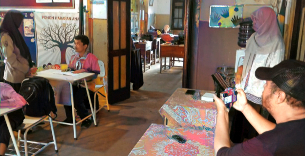 KREATIF: Proses produksi film pendek di SLB Muji Utomo Gandusari untuk mengikuti lomba tingkat Provinsi Jawa Timur.
