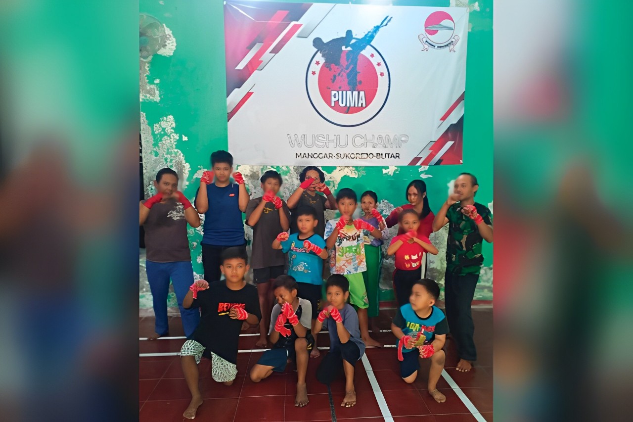 SEMANGAT: Atlet puma wushu unjuk kekuatan persiapan Piala Walikota Surabaya.