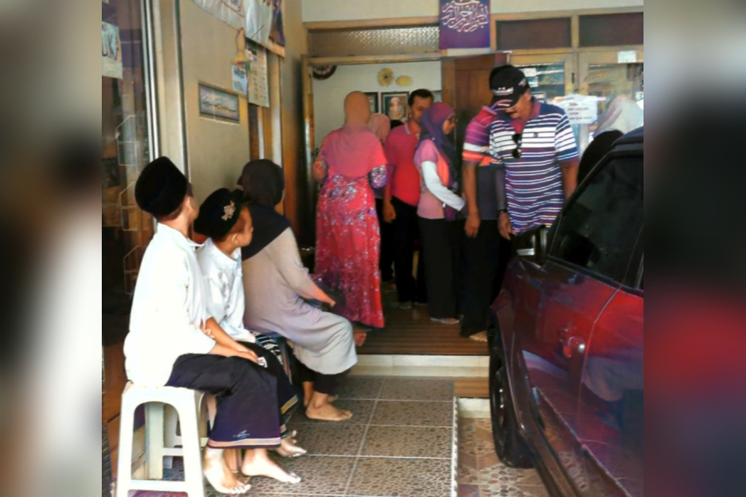 ANTUSIAS: Para calon pasien antre untuk mendapatkan giliran berobat di Desa Banggle, Kecamatan Kanigoro.