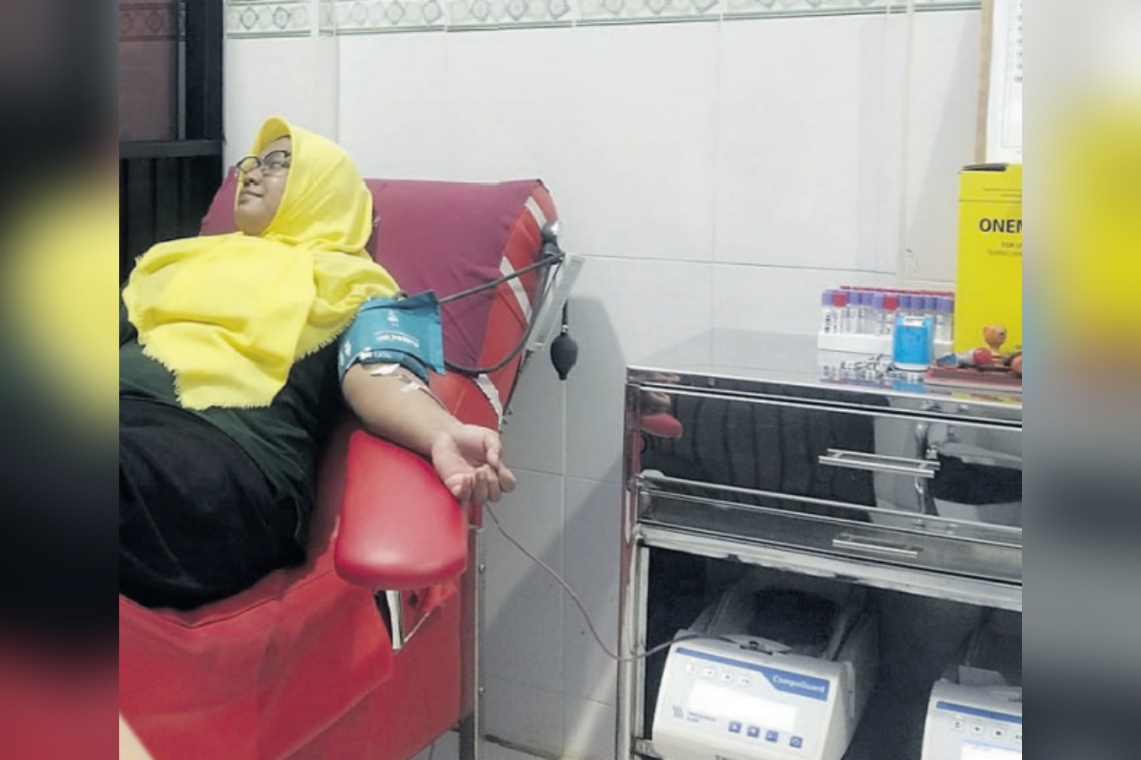 SUKARELA: Warga ketika donor darah di PMI Kota Blitar.