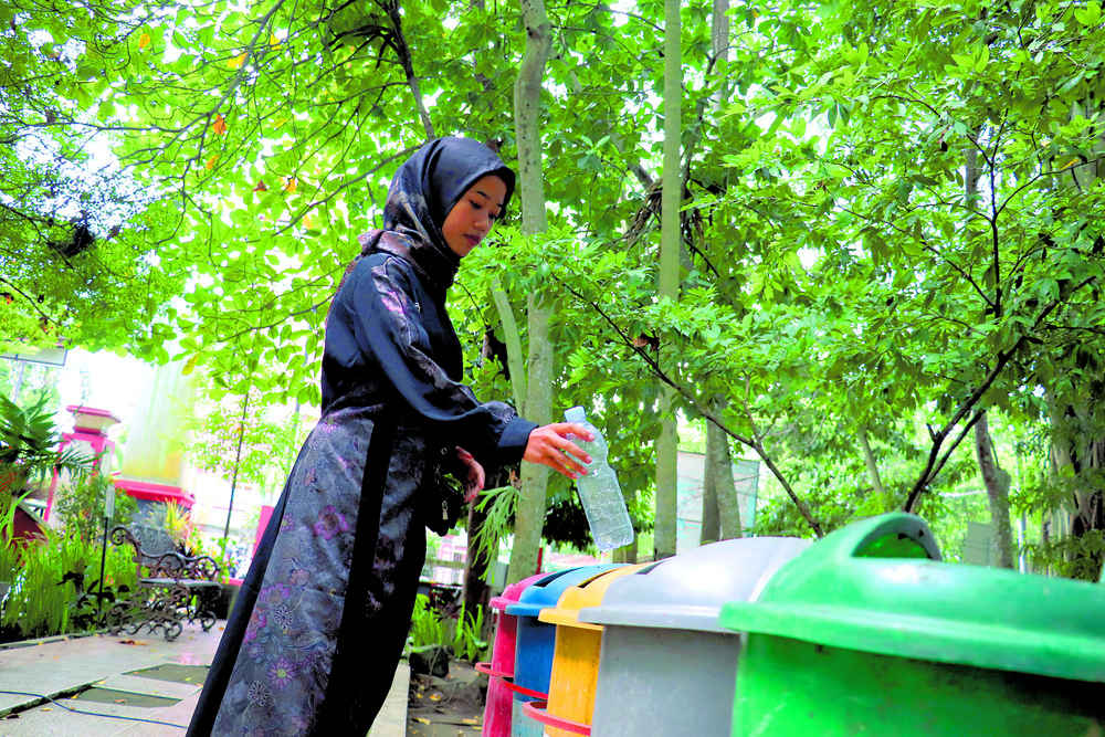 SADAR PILAH SAMPAH: Warga membuat sampah botol plastik di tempat sampah sesuai jenisnya. Kesadaran warga untuk mengelola sampah harus ditingkatkan