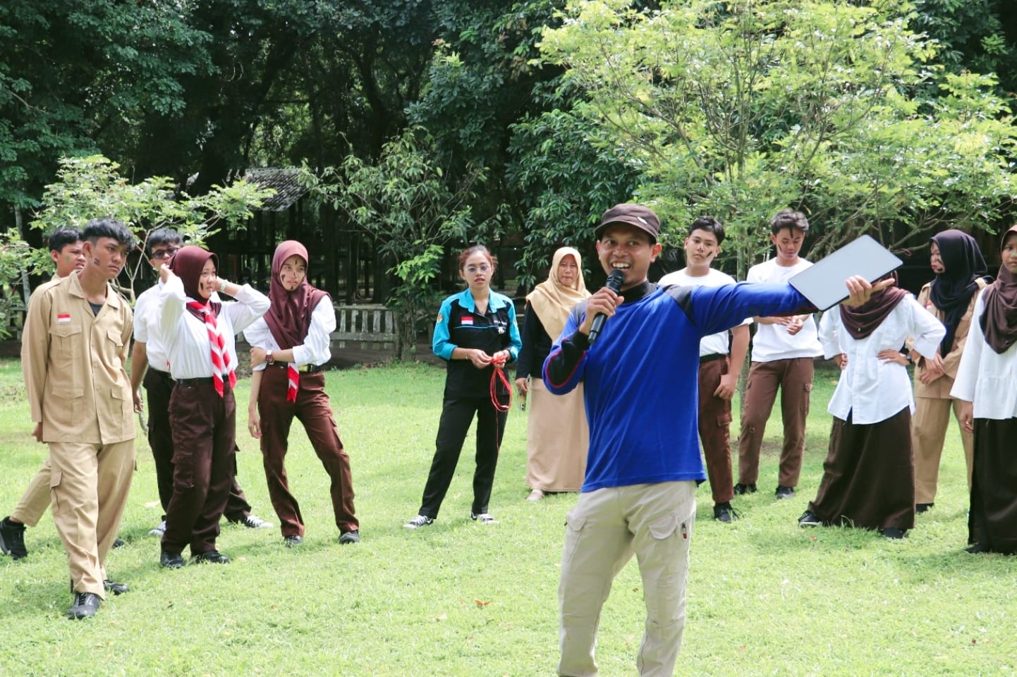 MERIAH : Para peserta Kelas Kebangsaan mengikuti arahan instruktur dalam kegiatan outbound, kemarin (5/5).