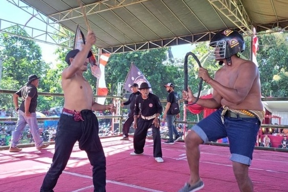 EKSTREM: Dua pemain tiban bertukar cambukan di lapangan Desa Sumber kemarin (5/5).