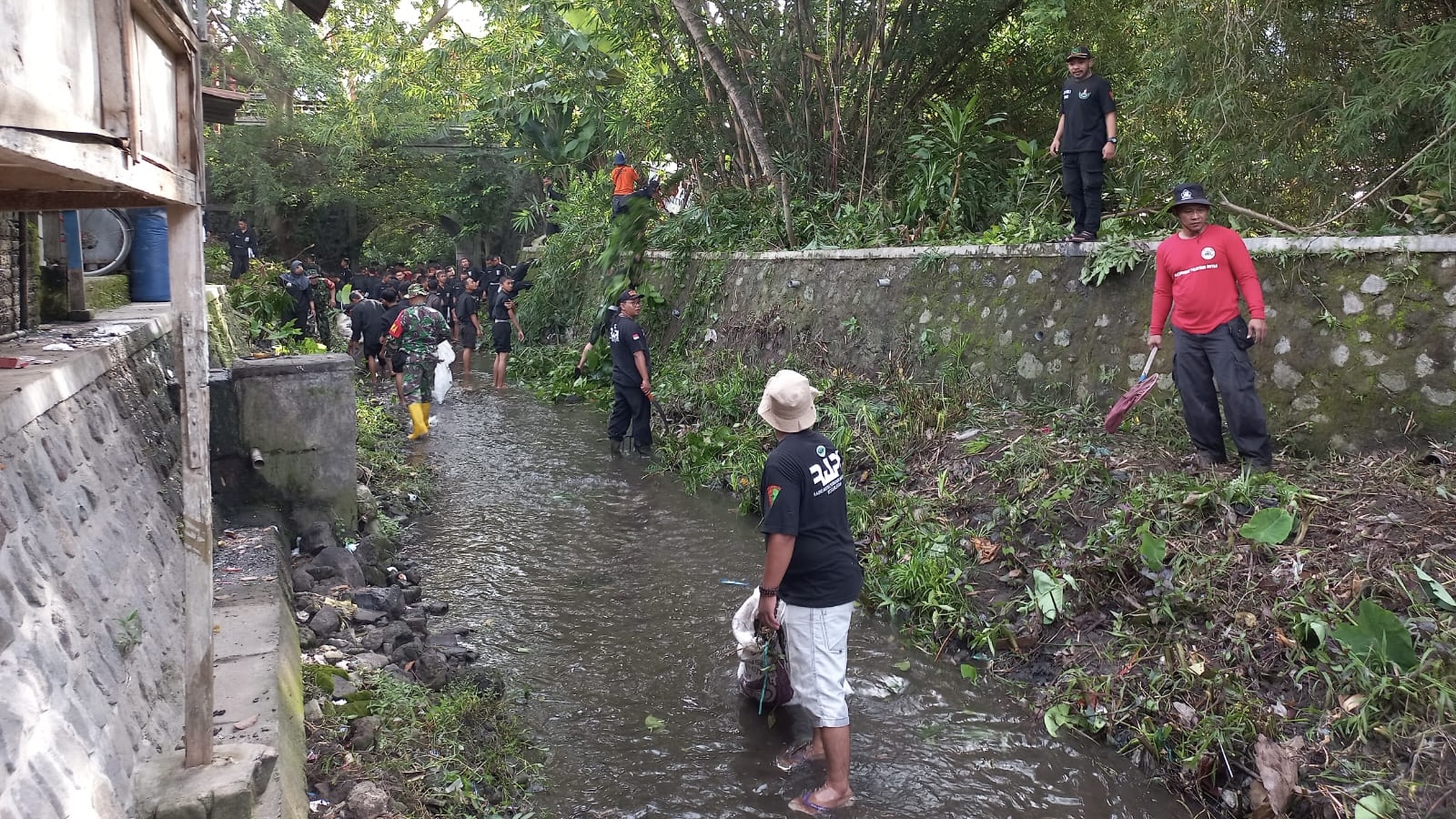 Masyarakat beserta lintas komunitas tergerak untuk membersihkan sungai di Kelurahan Kepanjenkidul