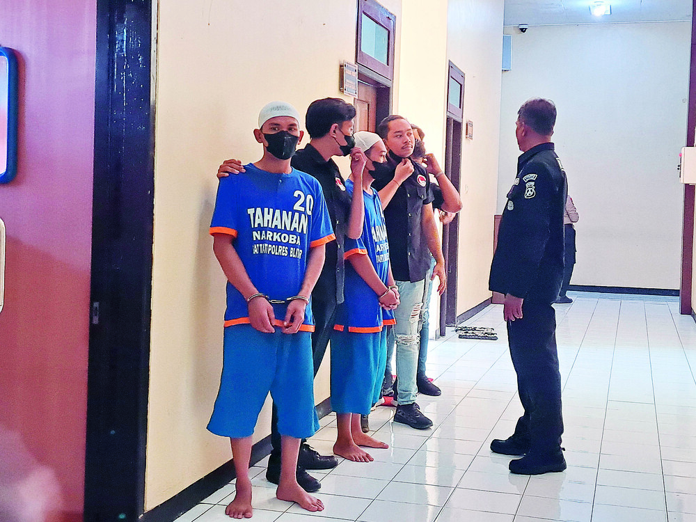PESAKITAN : Dua tersangka narkoba  disiapkan untuk ungkap kasus di  aula Rupatama Polres Blitar, kemarim (6/5).