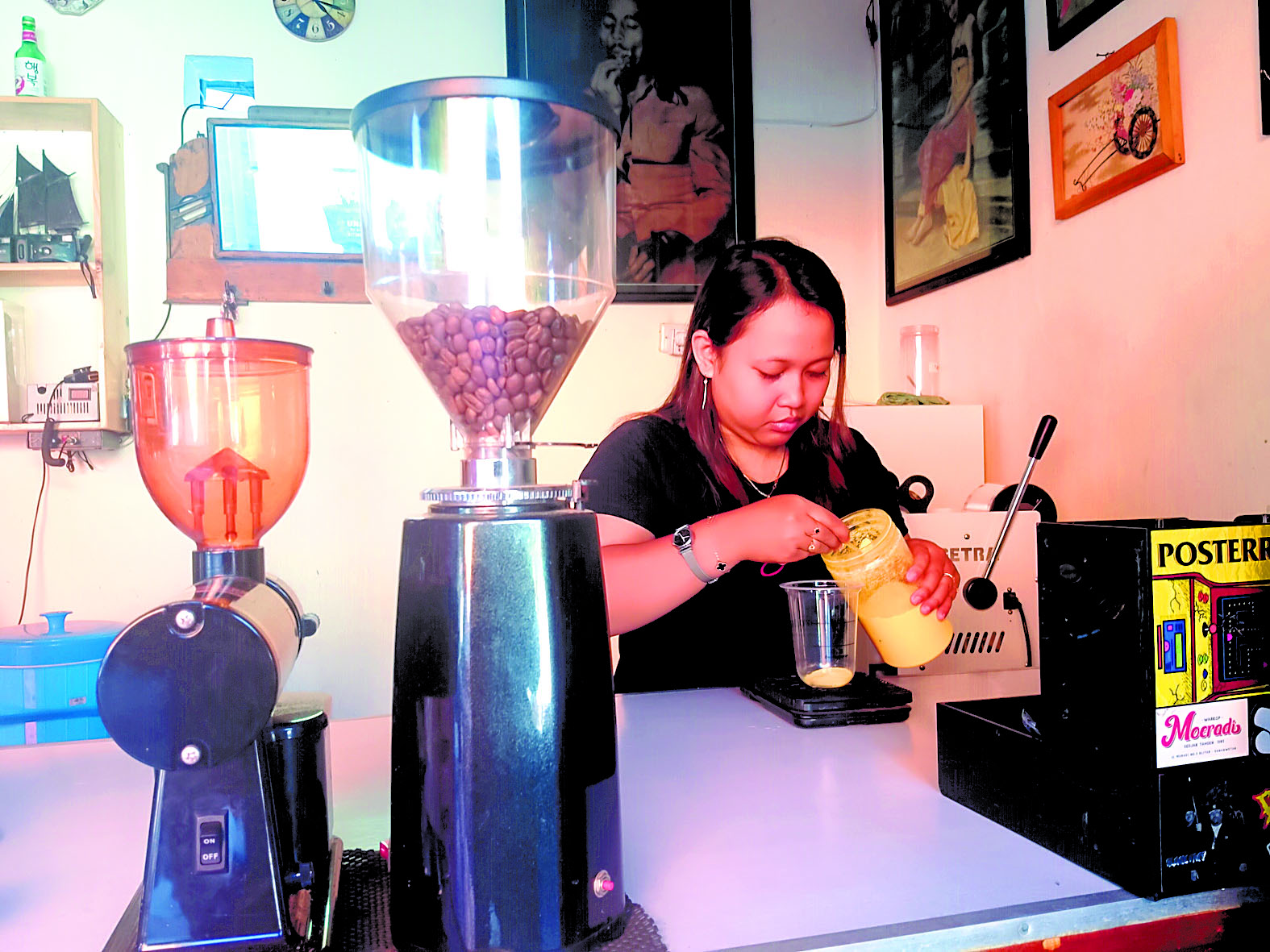 KREATIF: Ardian Puspita Hapsari meracik kopi untuk pengunjung di warkopnya, kemarin (6/5).