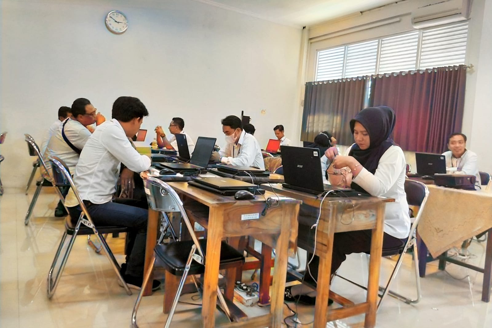 SERIUS: Calon petugas PPK mengerjakan tugas pada tes tulis di Laboratorium SMPN 3 Blitar, kemarin (7/5).