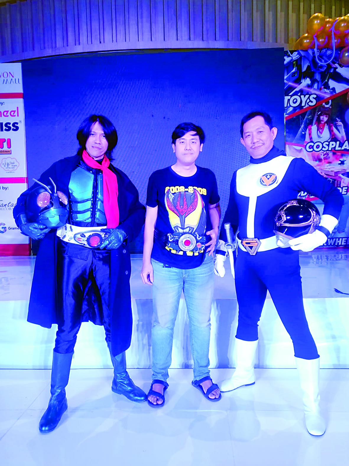 UNIK: Daniel beraksi cosplay kostum Super Sentai Google V.