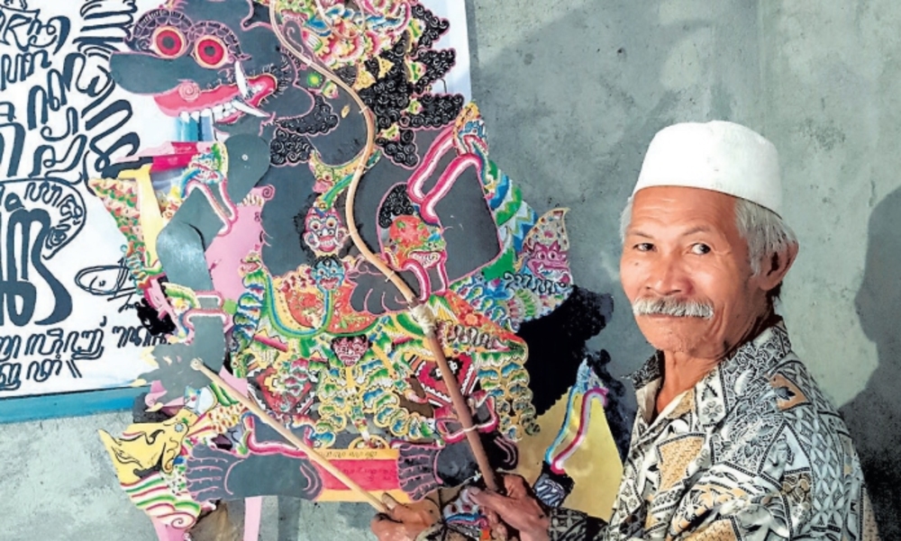 BERTAHAN: Imam Marwan menunjukkan salah satu hasil karyanya berupa wayang berukuran cukup besar