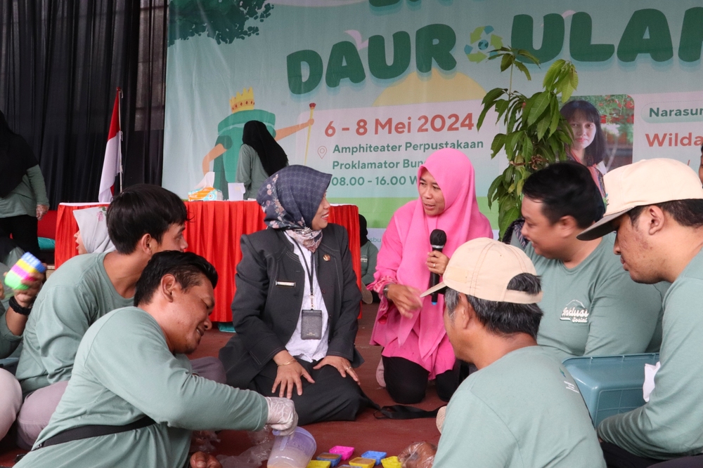 RECYCLE : Peninjauan oleh kepala UPT Perpustakaan Proklamator Bung Karno (Tengah) saat peserta sedang melakukan salah satu berproses mendaur ulang sampah rumah tangga.