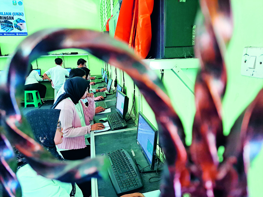 TENANG: Calon anggota PPK sedang ujian tulis di SMKN 1 Kademangan pada Rabu (8/5)