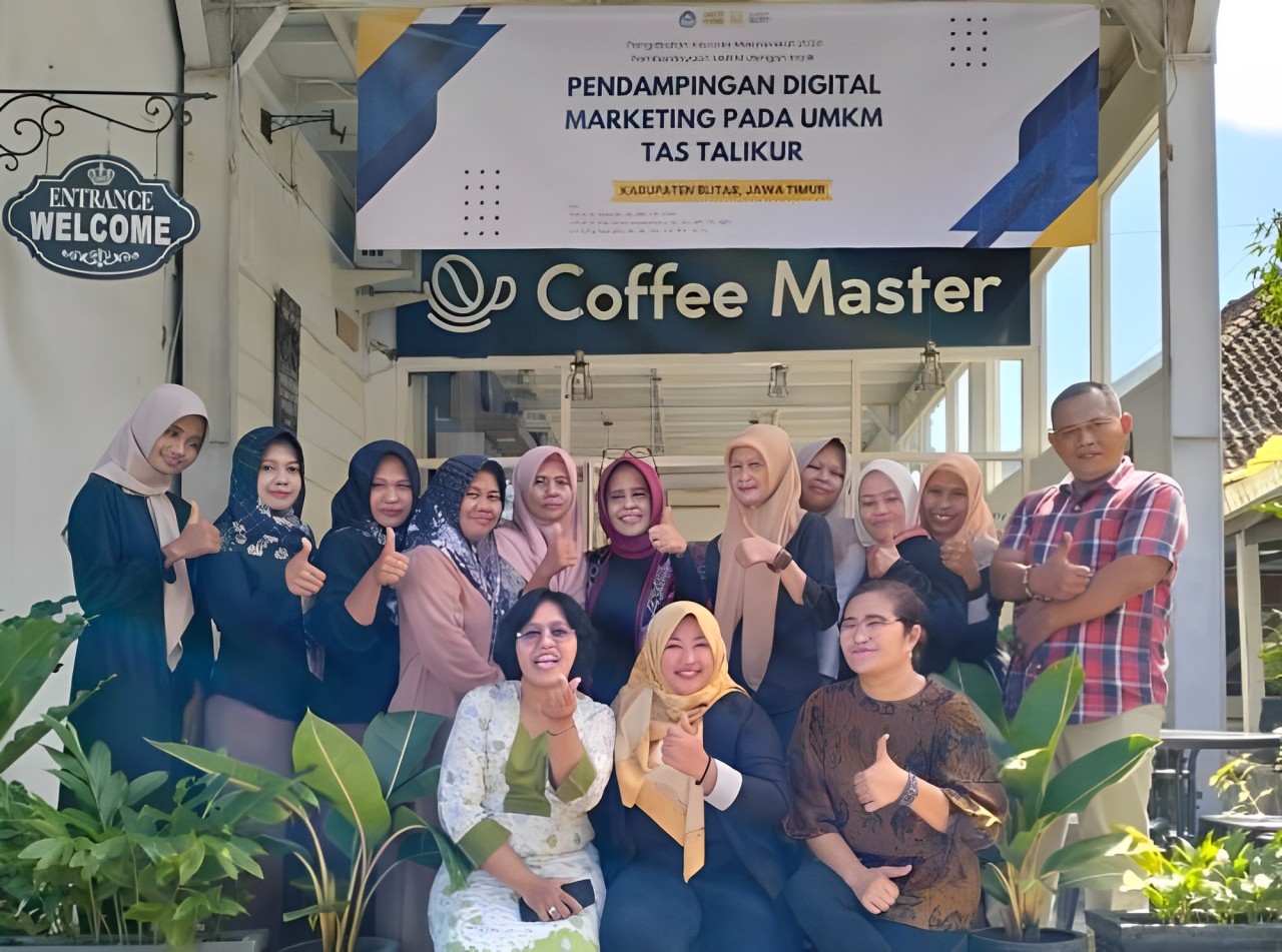 Siap go internasional: Anggota UKM Talikur Bersama tim LPPM Unesa saat pelatihan Di Kafe FX Labs.