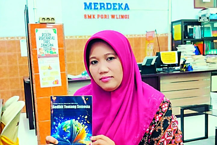 SEMANGAT: Lina Zuhriah telaten berpartisipasi mengembangkan Perpustakaan Merdeka SMK PGRI Wlingi.