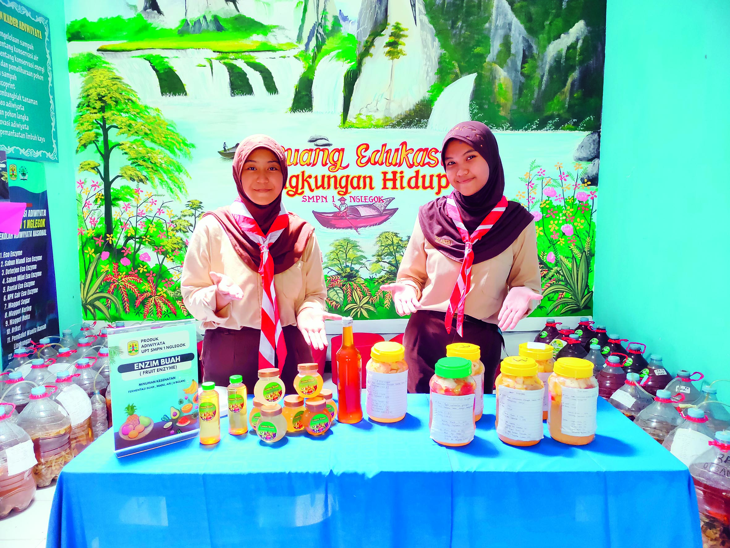 CINTA LINGKUNGAN: Siswa UPT SMPN 1 Nglegok membuat minuman organik enzim buah.